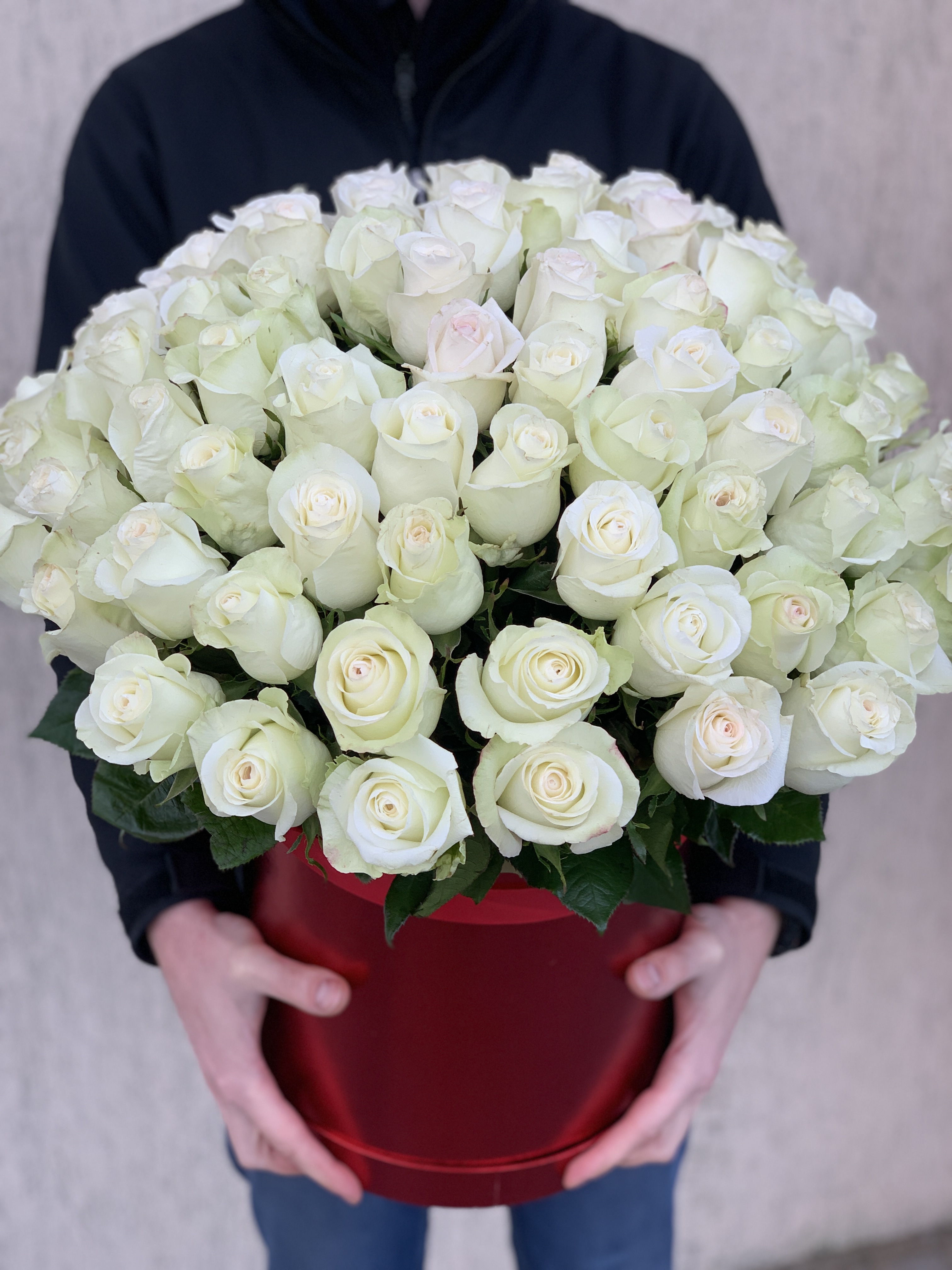 101 біла троянда в коробці