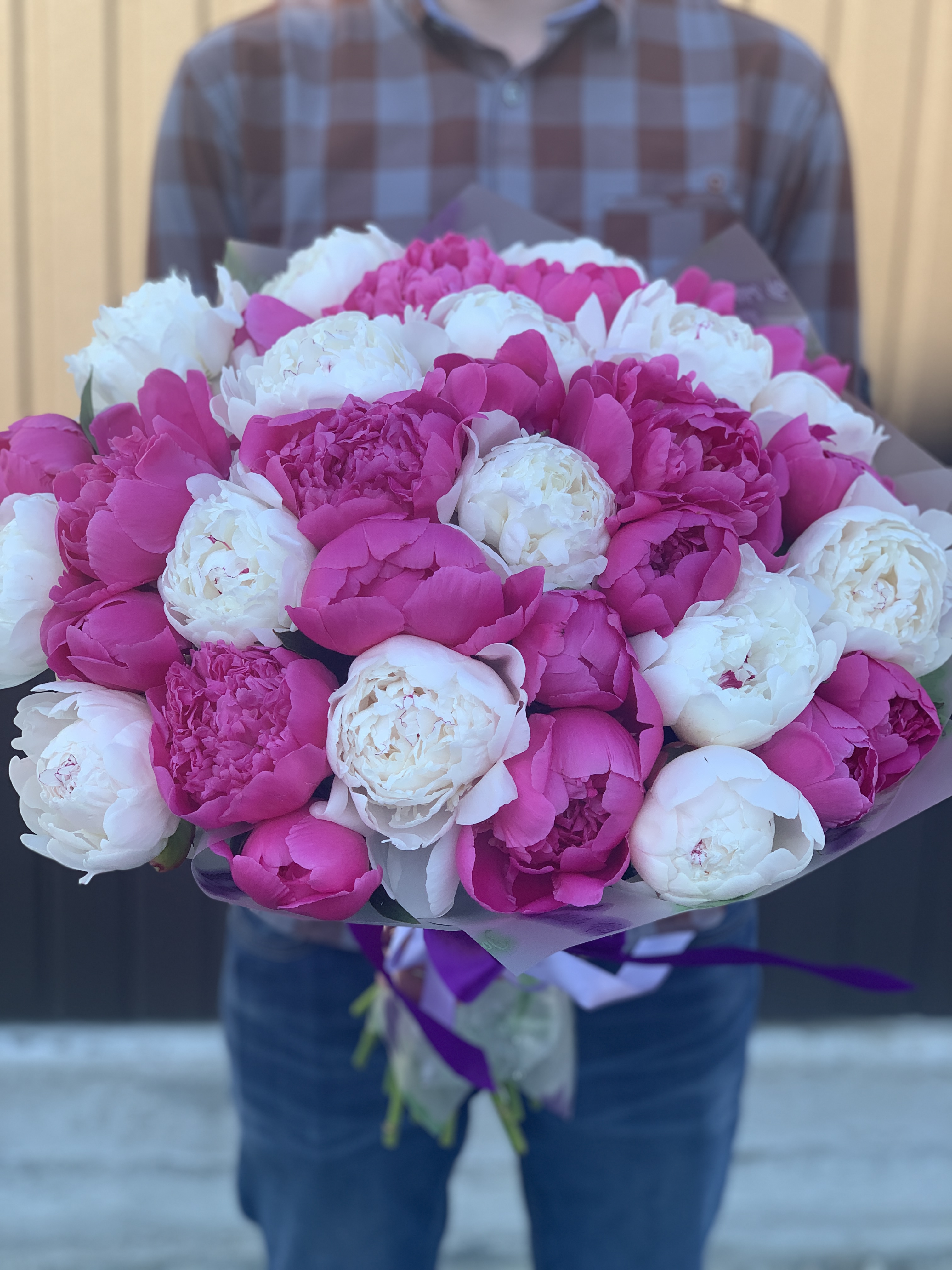 Букет із білих і рожевих півоній