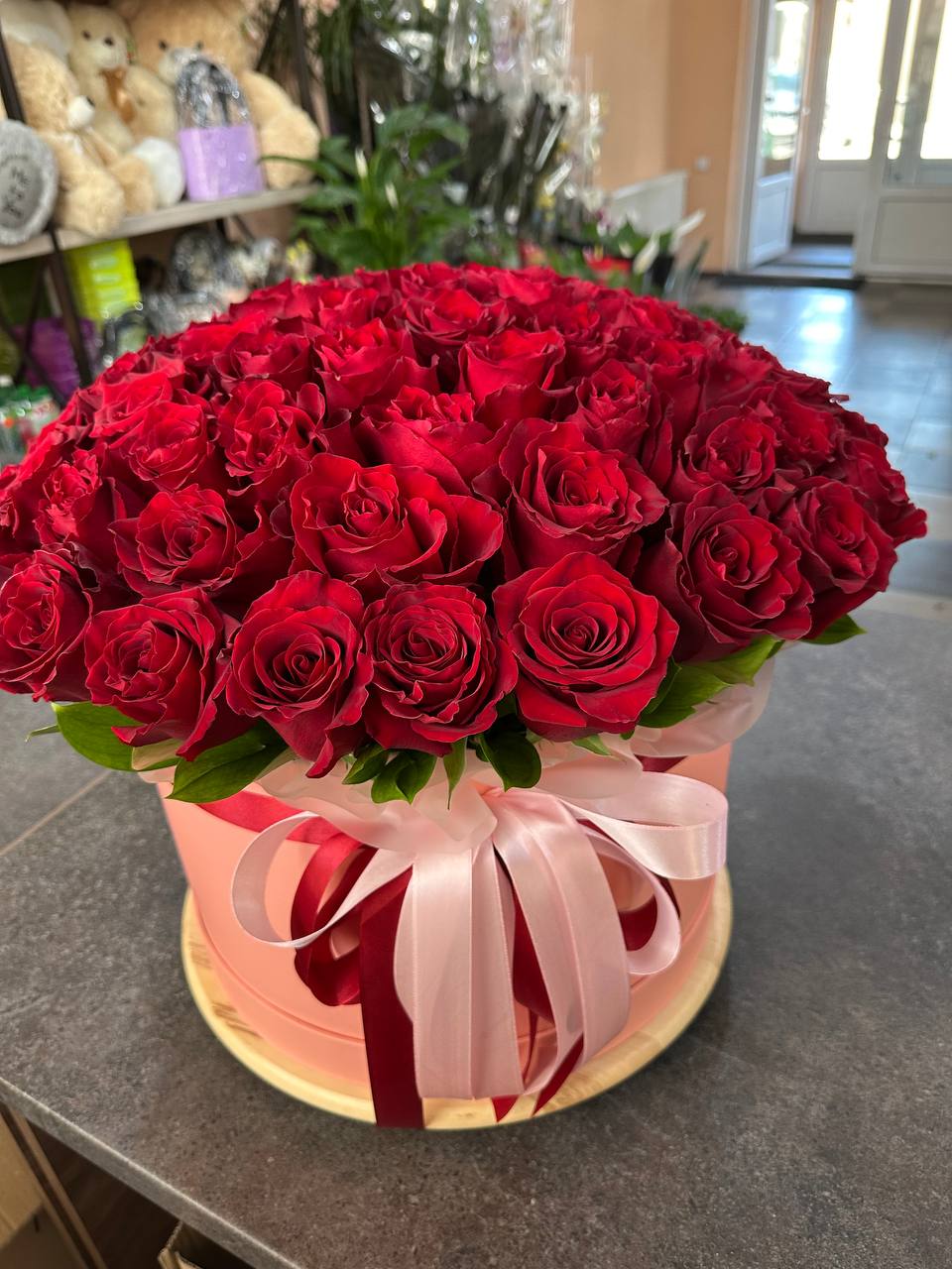 101 червона троянда в шляпній коробці