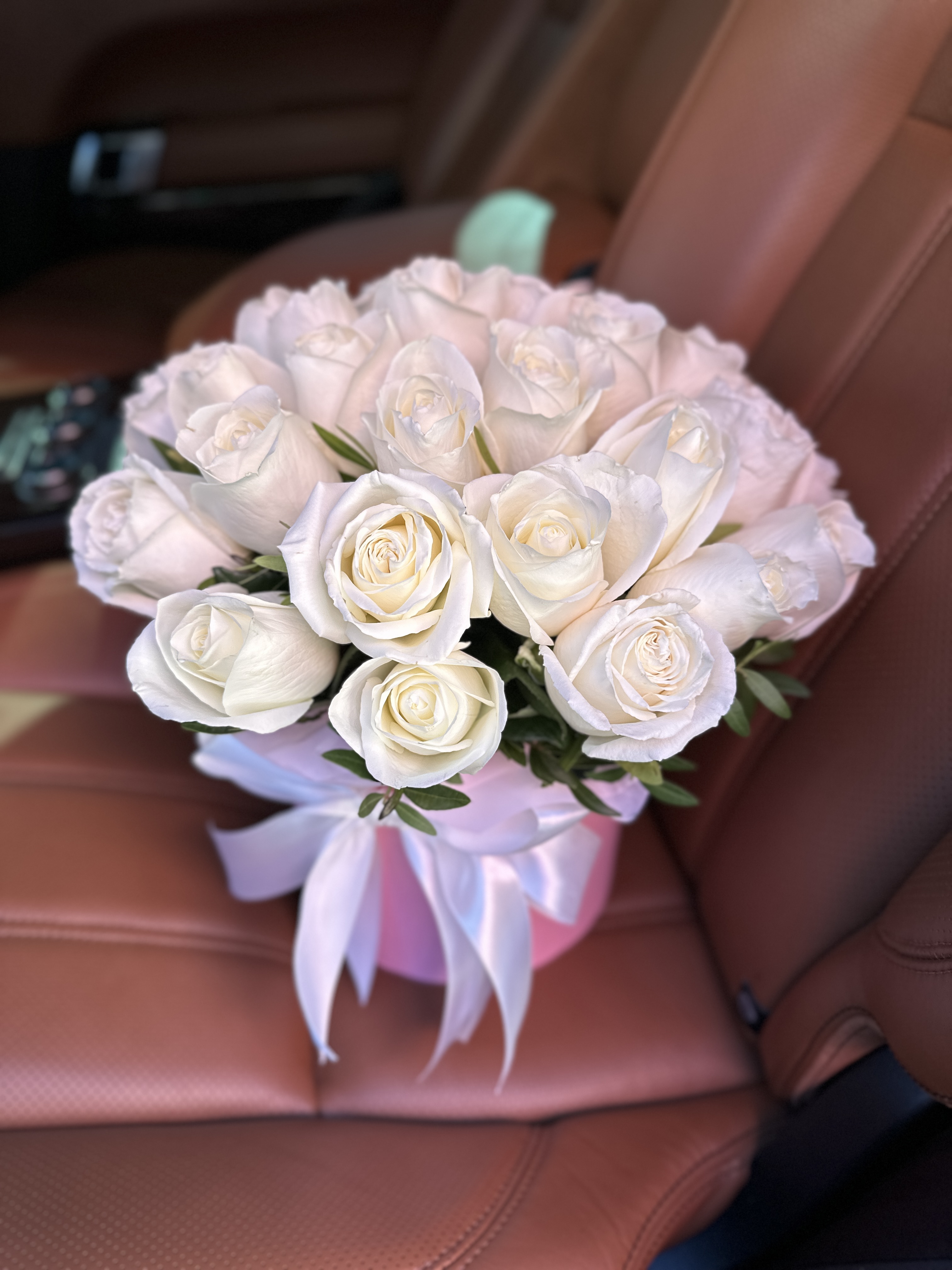 29 білих троянд в коробці