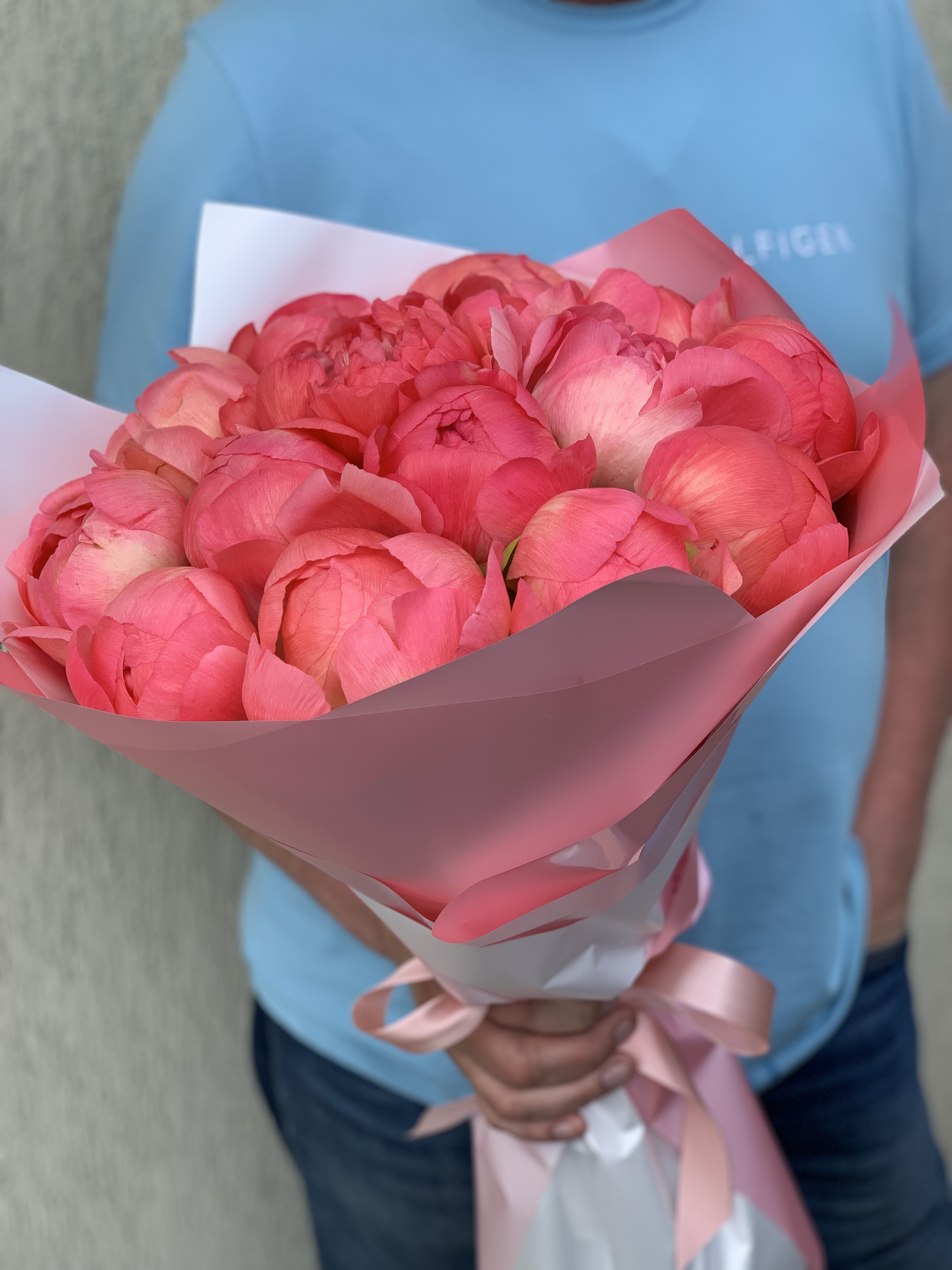 Букет із коралових півоній