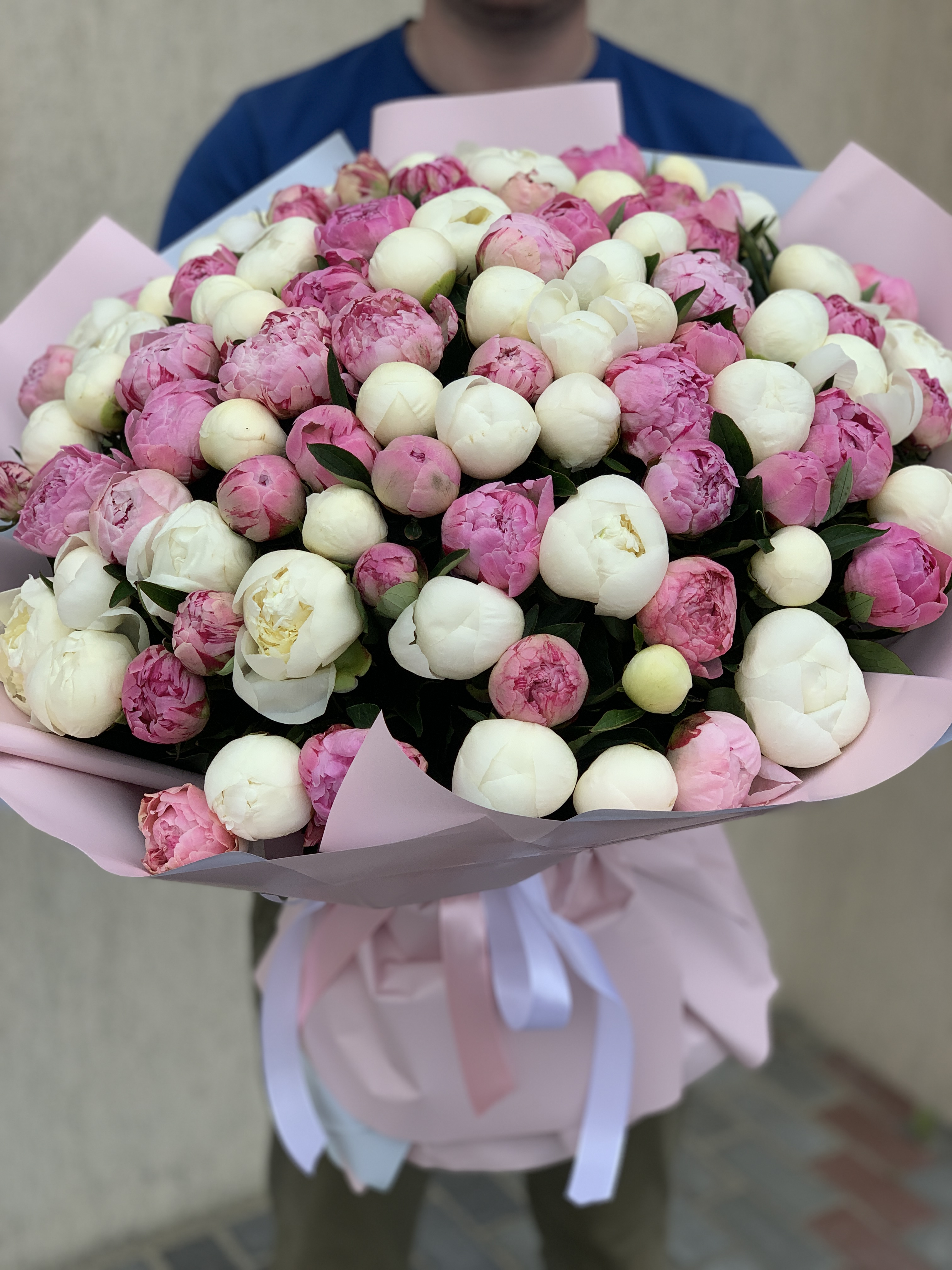 Букет із рожевих і білих півоній 101 шт