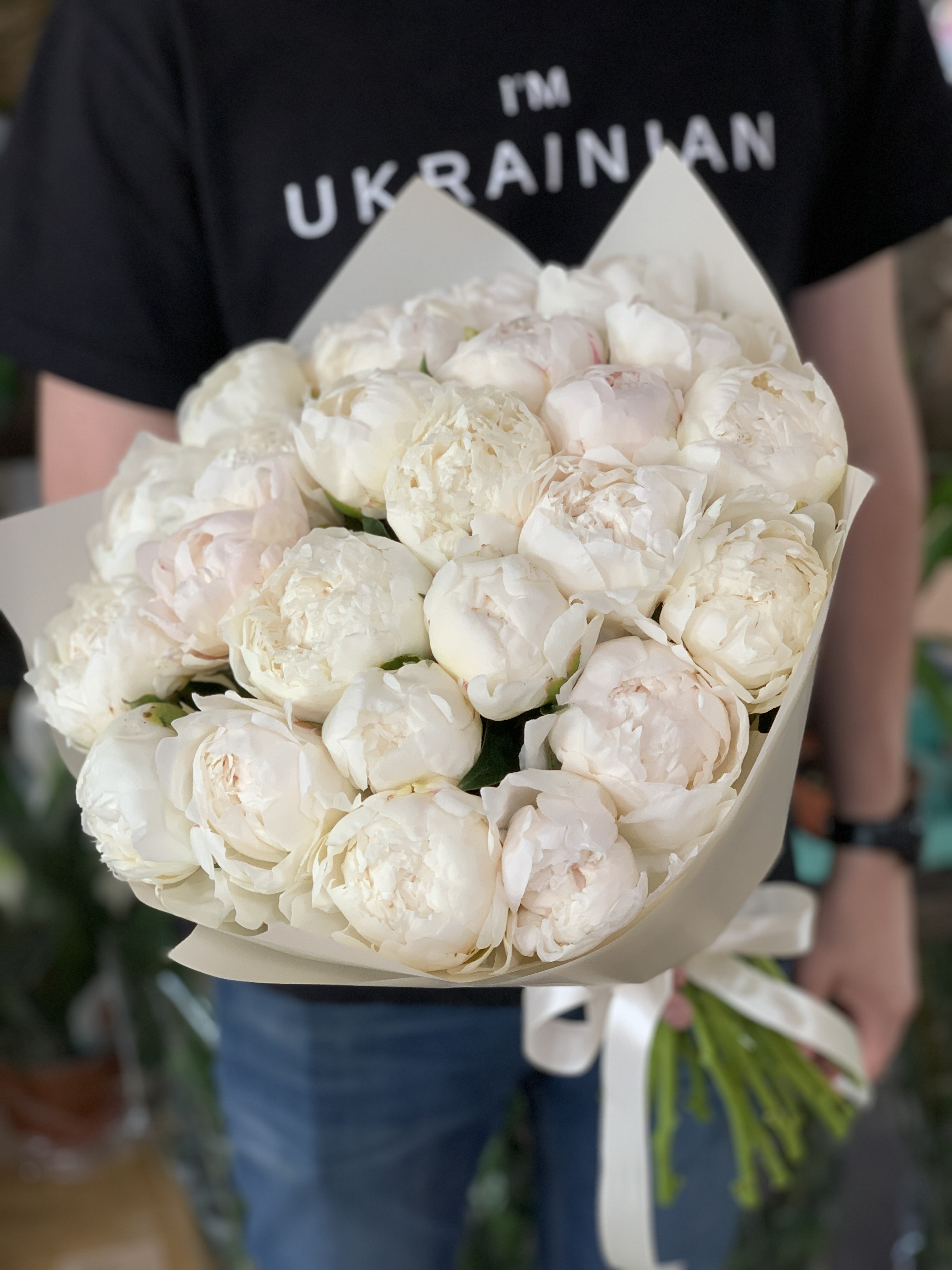 Букет із білих півоній