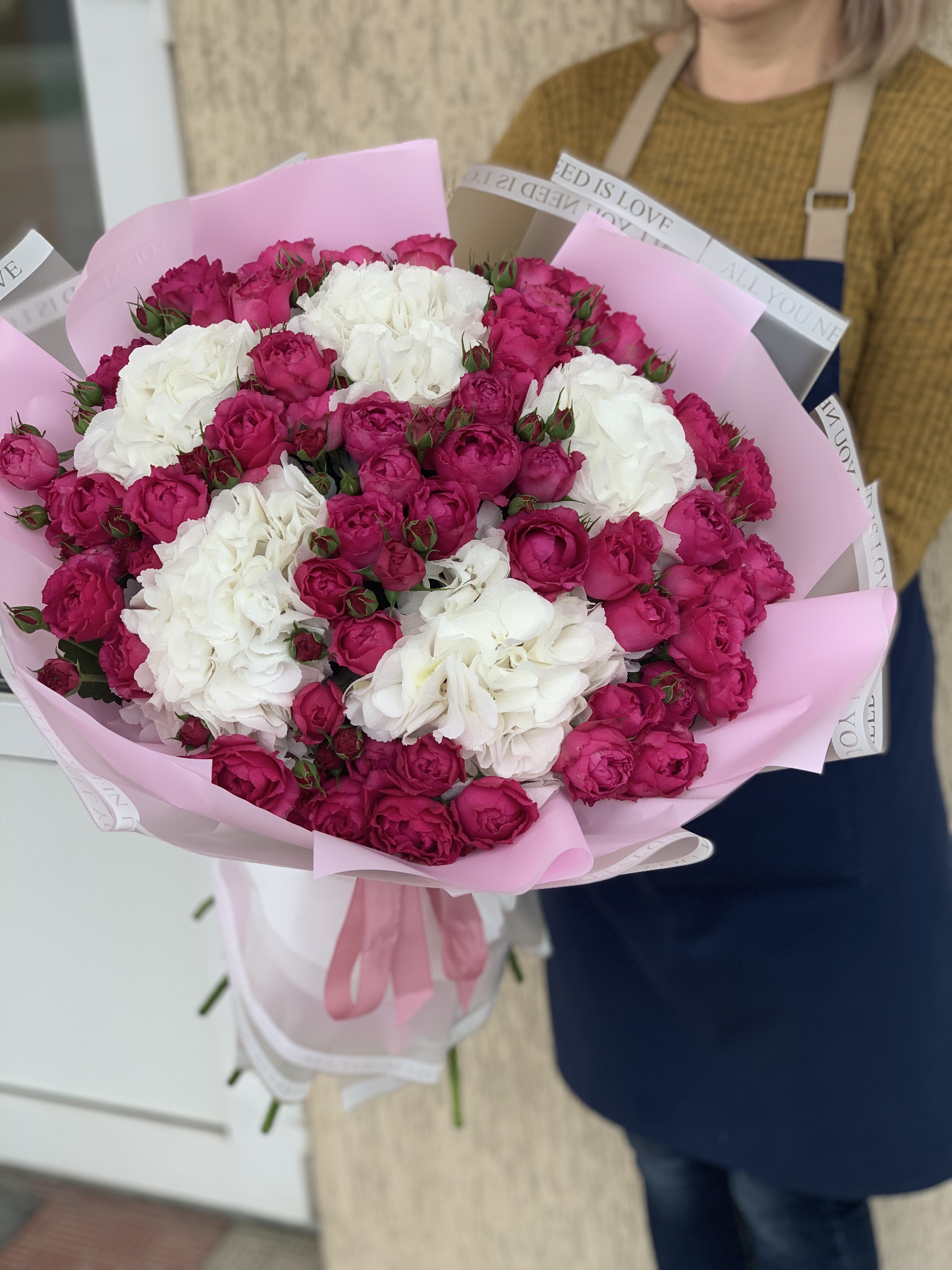 Букет із гортензією та піоновидною трояндою