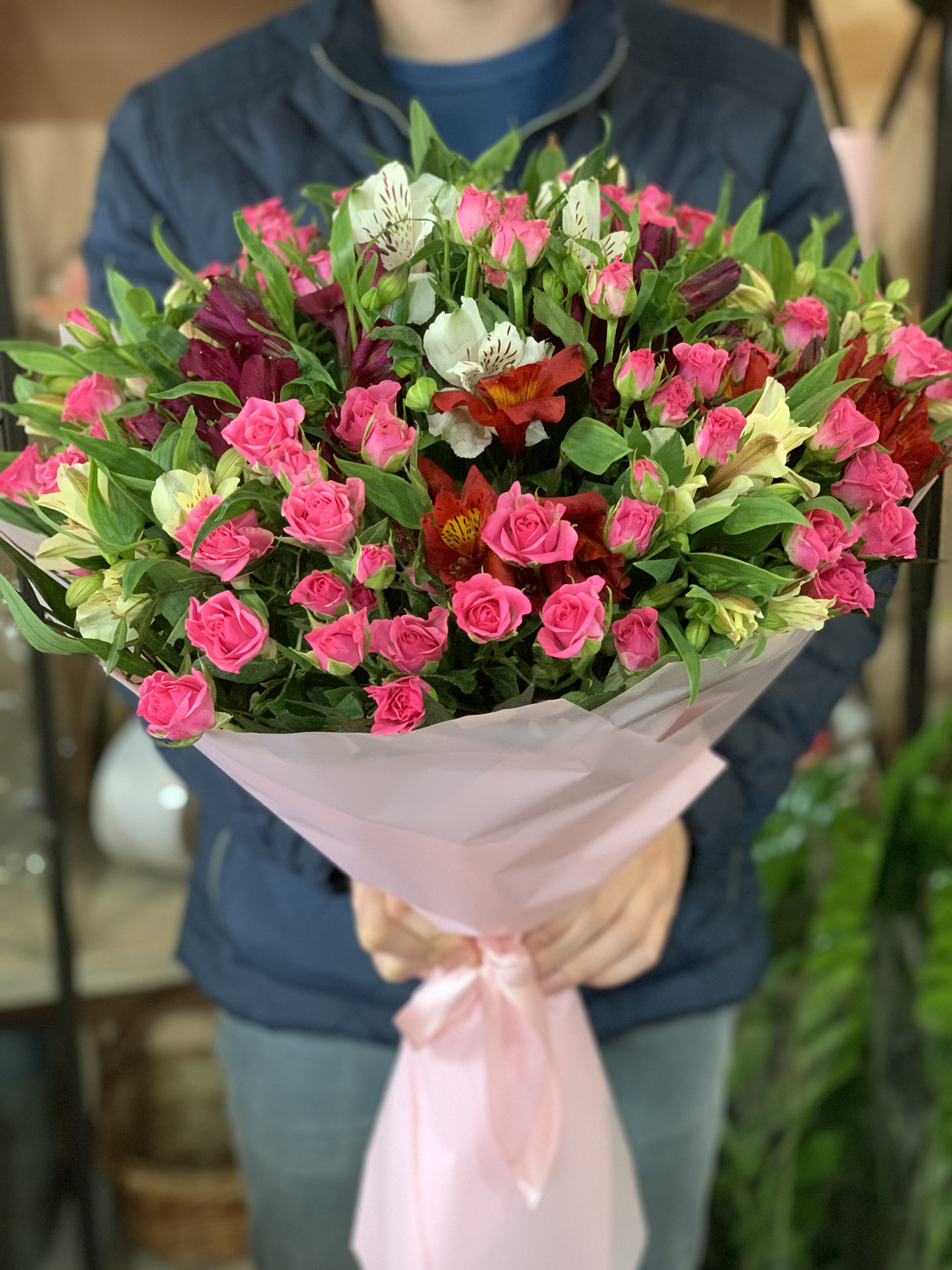 Букет з різнокольорових альстромерій та троянди